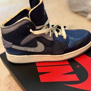 Navy blue Air Jordan 1 Retro High top size 5 youth or women’s  7